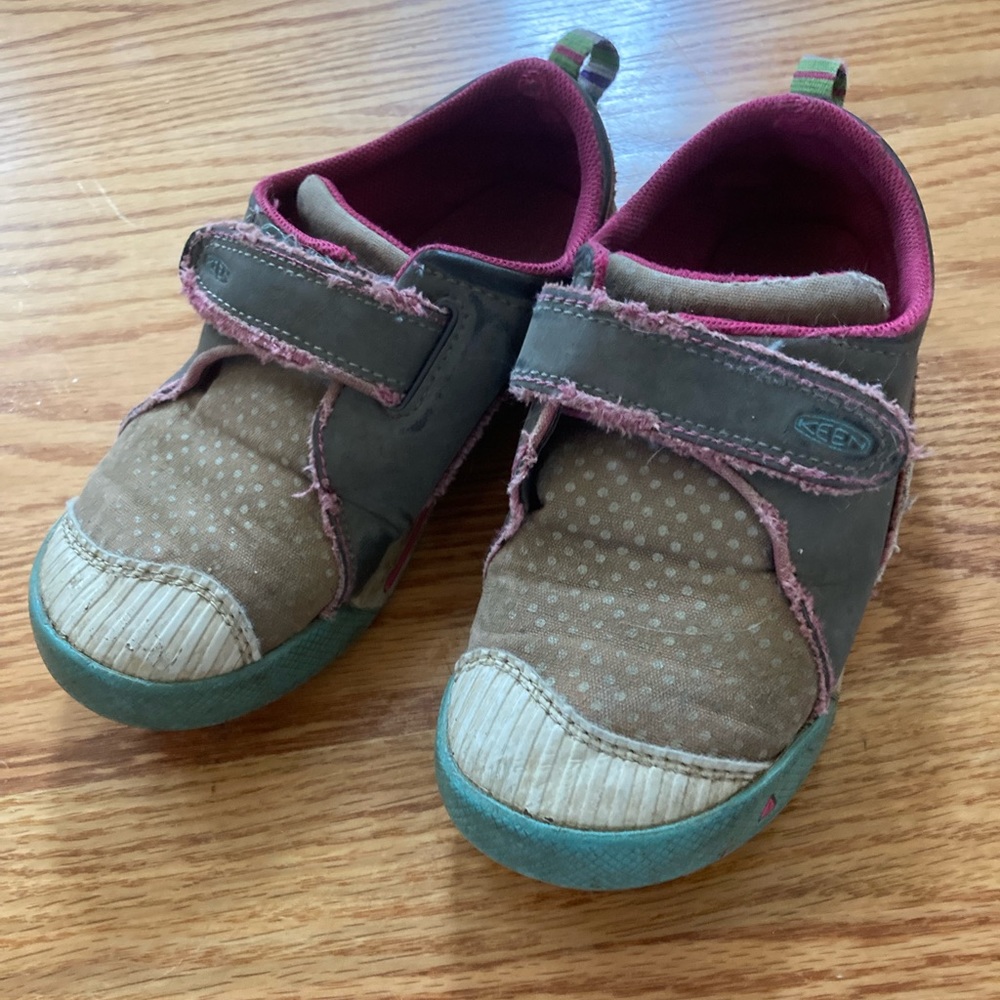 Girls (child) keens size 13 Velcro tennis shoe - grey dots